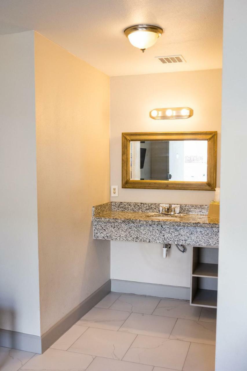 Merit Inn And Suites Μπόμοντ Εξωτερικό φωτογραφία