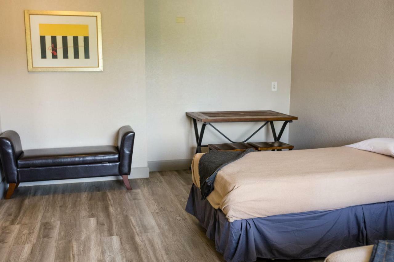 Merit Inn And Suites Μπόμοντ Εξωτερικό φωτογραφία