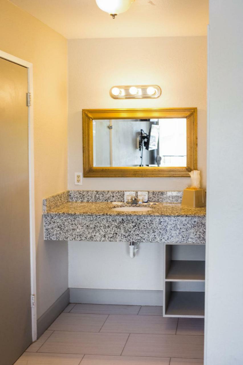 Merit Inn And Suites Μπόμοντ Εξωτερικό φωτογραφία