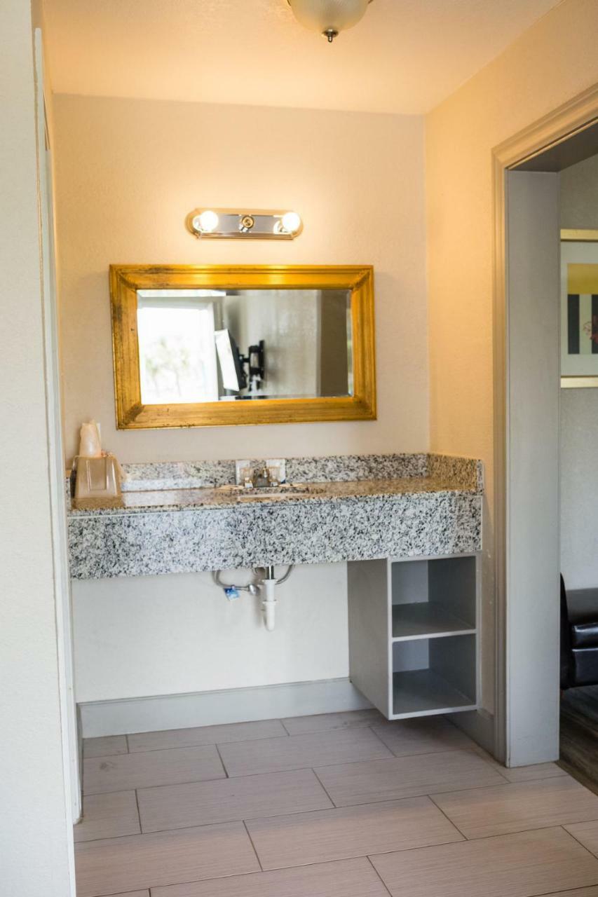 Merit Inn And Suites Μπόμοντ Εξωτερικό φωτογραφία